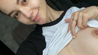 eva_oopsy lifted her shirt to show tits while smiling