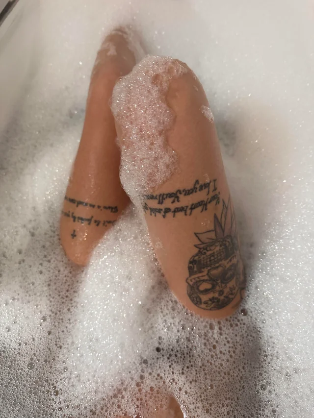 Aspen Marie aka aspen.x.marie enjoys bubble baths in the bathtub as it feels so relaxing