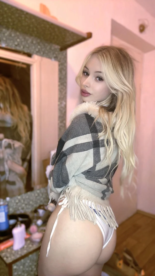 waifuulexi is a sexy teen blonde with a thick ass