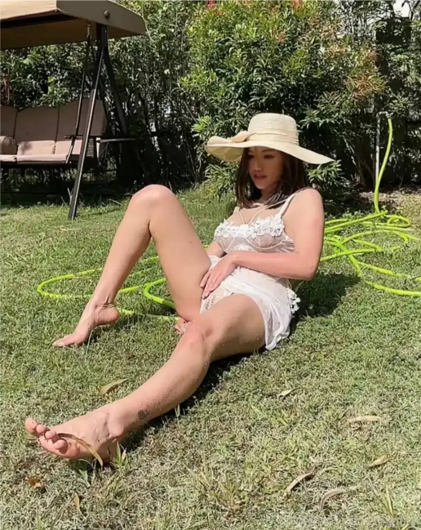 MsPuiyi xxx outdoorsy basking under the sun for tan