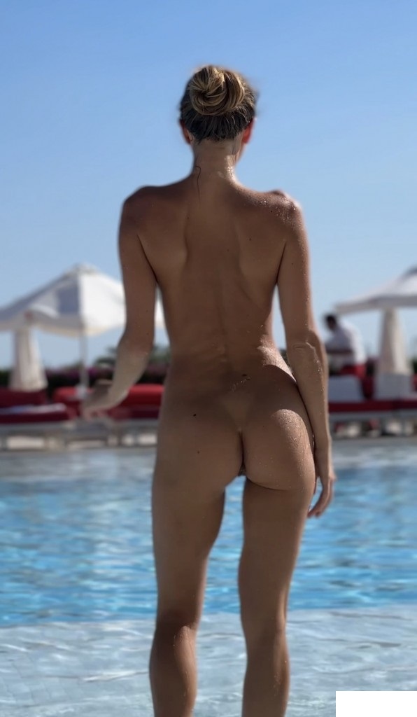 katmartynova horny displaying her ass by the pool